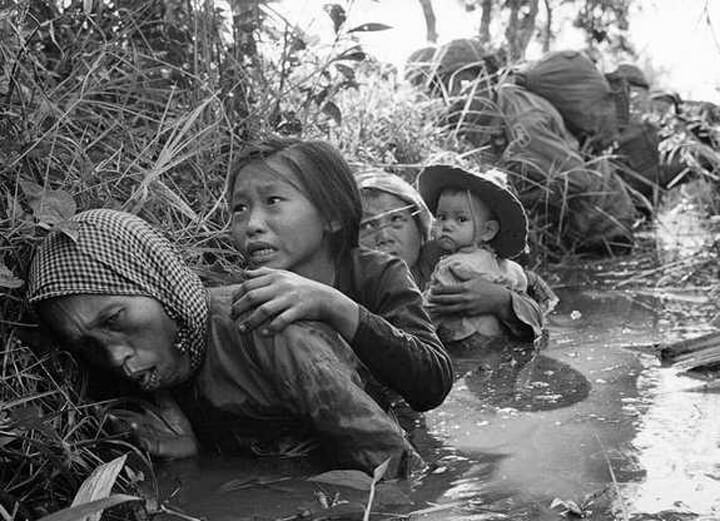 lugardememoria's tweet photo. Compararam a foto de Kim Phuc com fotografias de pessoas em situação de miséria, sofrimento e desrespeito aos direitos humanos. Disseram que é importante saber como as pessoas sofrem e quem causa esse sofrimento. https://t.co/oUT1LXzKmQ
