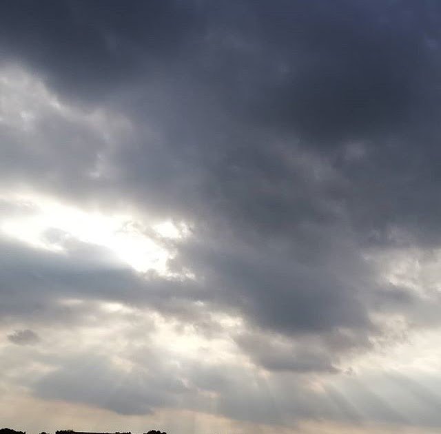 hjwdewit's tweet image. Scheel - #haiku Scheuren de wolken blaadjes half licht van bomen tot alles scheel ziet #cloudlight #wolkenhemel #wolkenhimmel #wolken #cloudporn #cloudy dlvr.it/QmKSGf