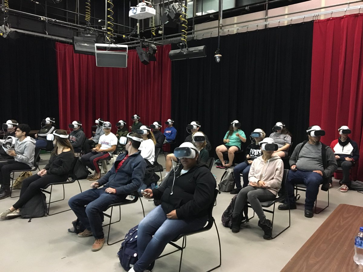 SamaLearns's tweet photo. Incoming Gen Chem all students in VR. 25 students @ a time, 400 total. @ChicoState #vr #chemistry #vrforeducation Thanks @google @lenovovr https://t.co/nD0lJKL340