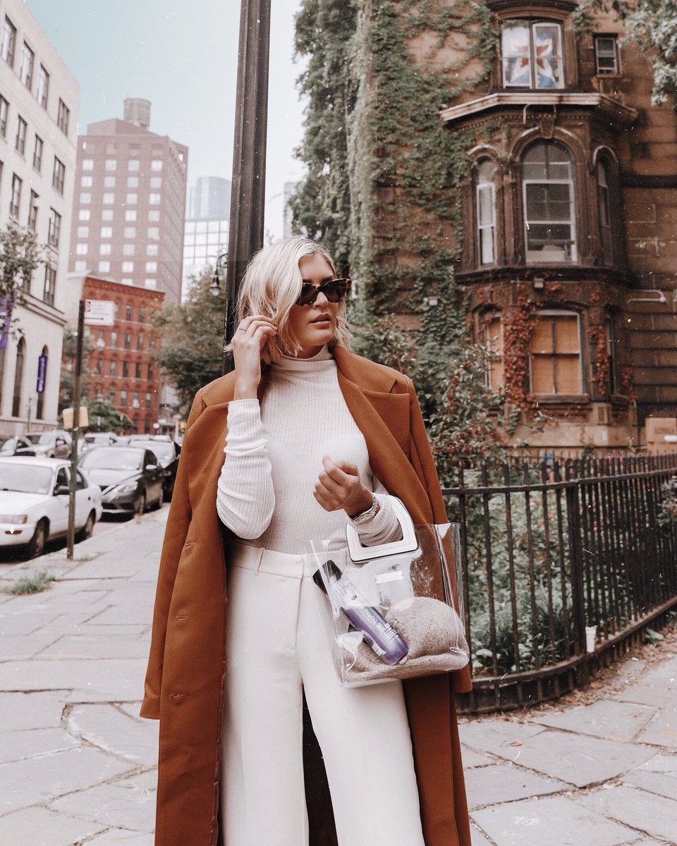 Em_Luciano's tweet image. The leaves are changing colors but my hair is staying toned blonde 🍂thanks to @matrixfamily #SoSilver! #TotalResults #MatrixPartner