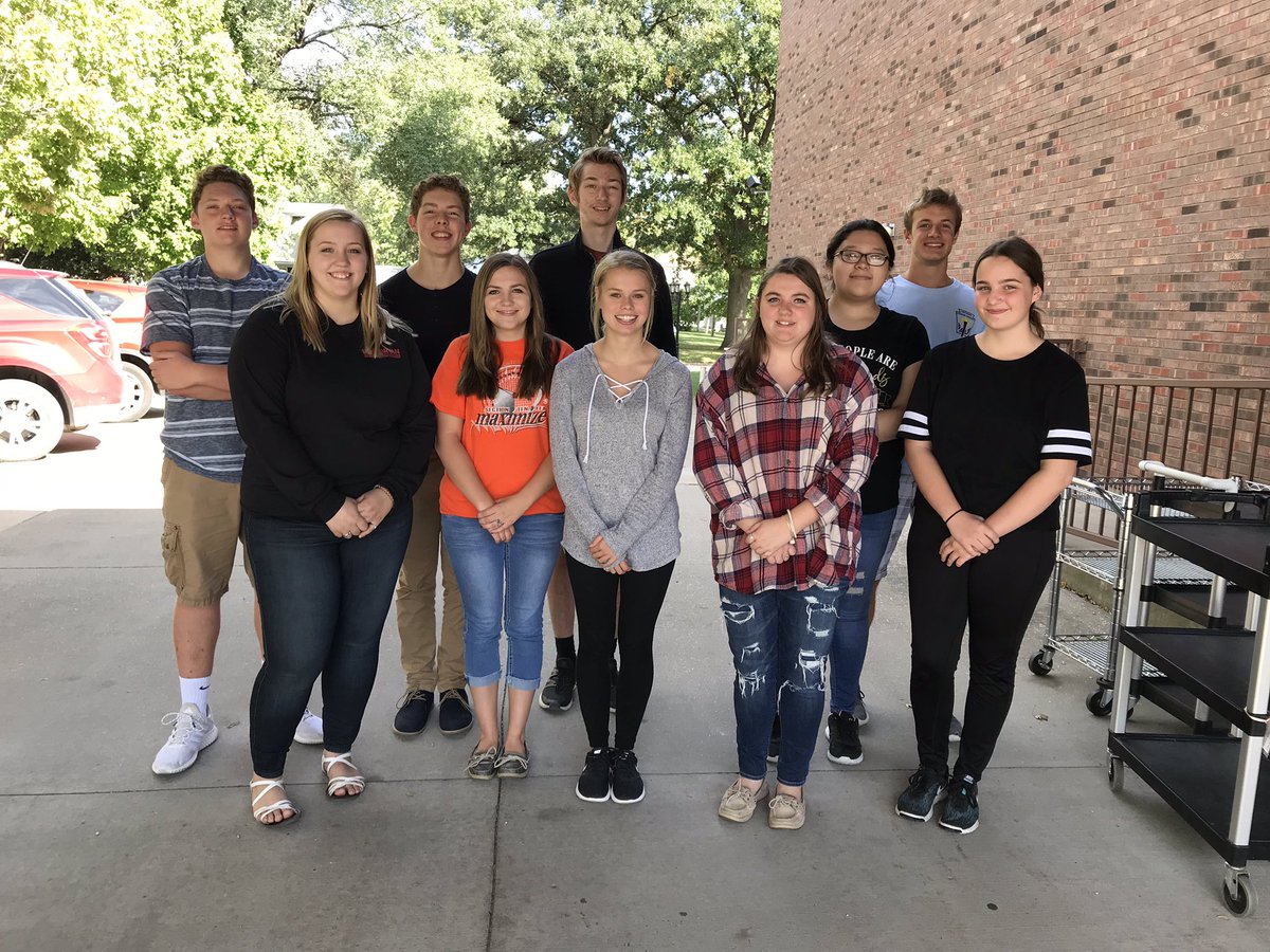 IWHSraiders's tweet photo. NHS and friends at the food pantry this afternoon. #iwhsraiders https://t.co/rghb4Z0vrm