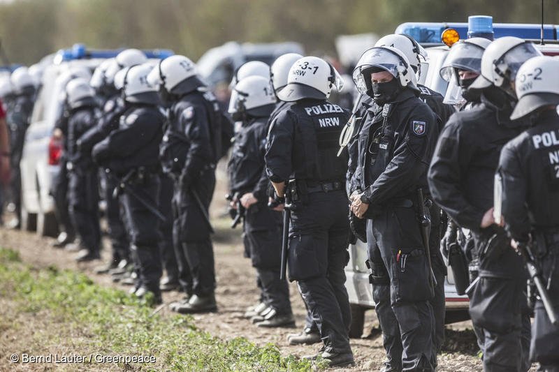 greenpeace_de's tweet photo. .@Polizei_NRW_AC verbietet Demo am Samstag. Wir rufen morgen das Verwaltungsgericht Aachen und Bundesverfassungsgericht an. Wir sind sicher: Die Versammlungsfreiheit wird anerkannt. Wir lassen uns nicht abhalten 💚 #hambibleibt https://t.co/X5PhvEkB6L