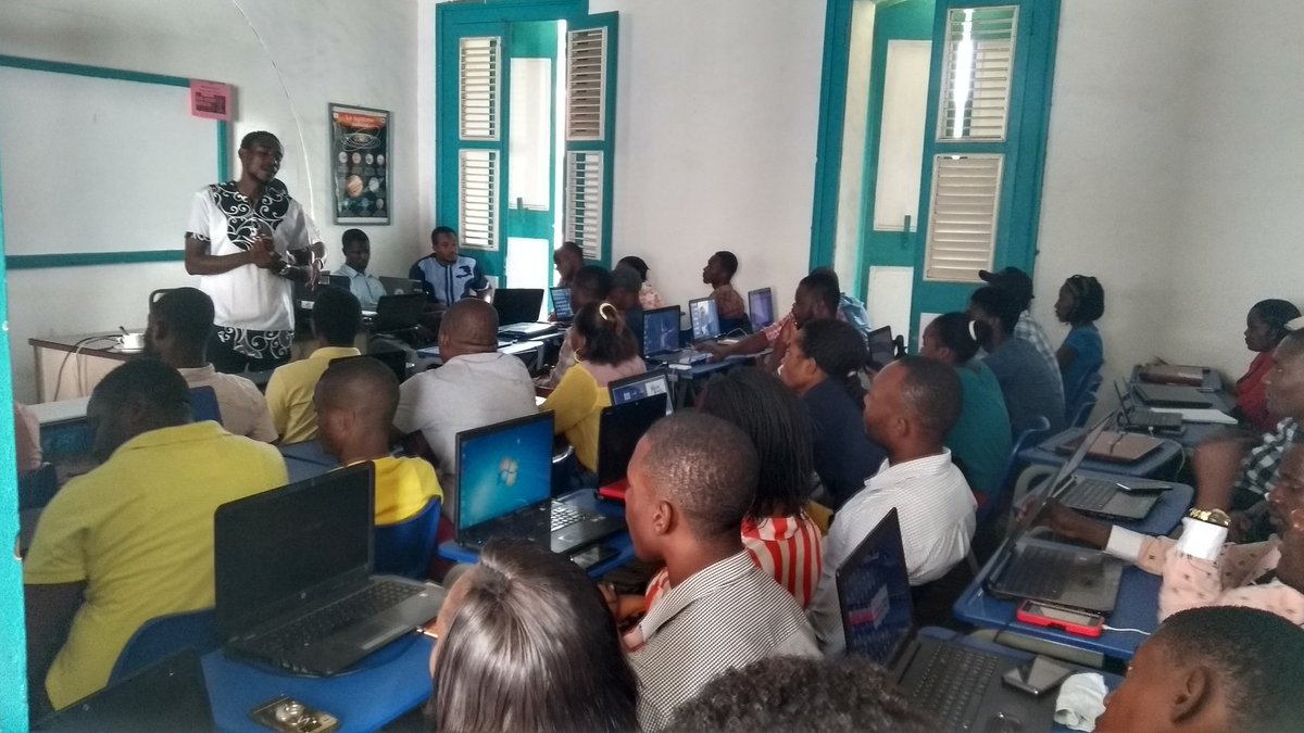 nicolas_chavent's tweet photo. #ayiti #Haiti #caphaitien #ActionOsmHaiti2018 atelier @IFHpap @afcaphaitien: @NouvoLib (@cosmhastm) @Didygroove (@cosmhanne) disent leurs collectifs d'animation #OpenStreetMap dans les départements de l'#Artibomite et du #NordNordEst les réalisations et les difficultés #map4ht https://t.co/uWHdtIEHKj