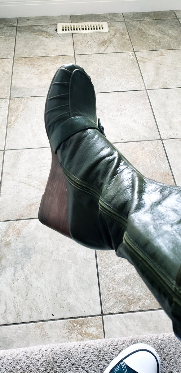 KarasWright's tweet photo. Boots or converse or both?!? What is a girl to do? Decisions...
decisions. #ReadyForSummit @BeatonNicole @robghazal https://t.co/NwHwRX50tY