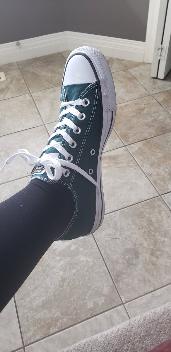 KarasWright's tweet photo. Boots or converse or both?!? What is a girl to do? Decisions...
decisions. #ReadyForSummit @BeatonNicole @robghazal https://t.co/NwHwRX50tY