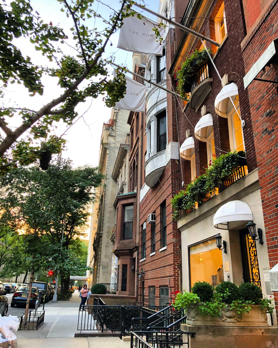 severinemanuel's tweet photo. The smell of fall is in the air; the sunset light on New York’s East 71st Street feels different, fresher, crisper... #severinemanuel #newyorker #uppereastside #townhouse #architecturephotography #nyc #ny #sidewalk #cityscape #UES #NYC #newyork #architecture #landscapephotography https://t.co/BX6IXeRQPe