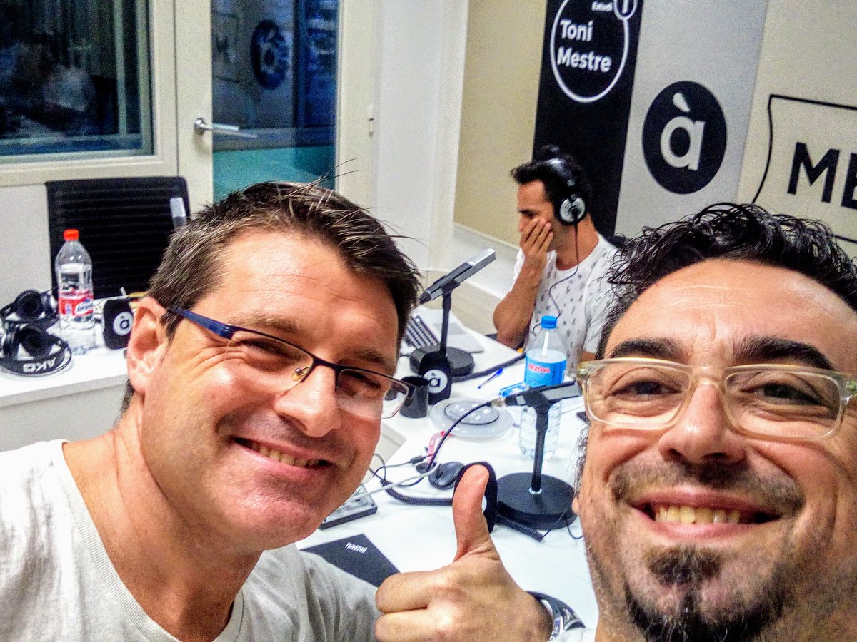 oscarpelgil's tweet photo. Nit de #desgavell però concentrats en @sessiogolfapunt mireu @Korah_FF allà al fons.. ho té més q clar... Dario i jo encara que ho semble no som família, ell #cullerot jo #valldignenc i #paiportí i la resta ja veeeee que aneeeem!!! #Els80 des de ja fins 1h amb @davidotero també. https://t.co/B0NXYBOZqn