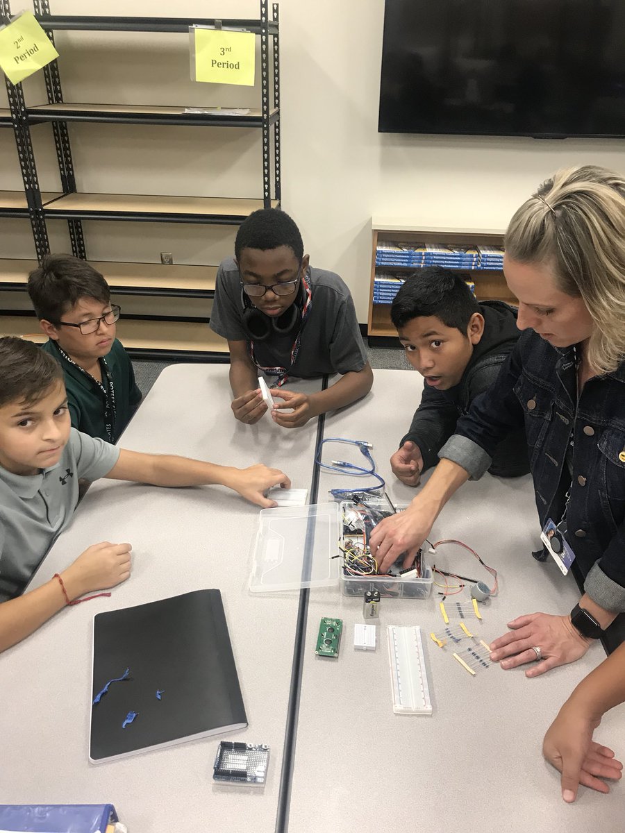 KmsRobotics's tweet photo. Robotics Club hard at work! #KMSBethebest #robocougars https://t.co/vCSIMqd3rV