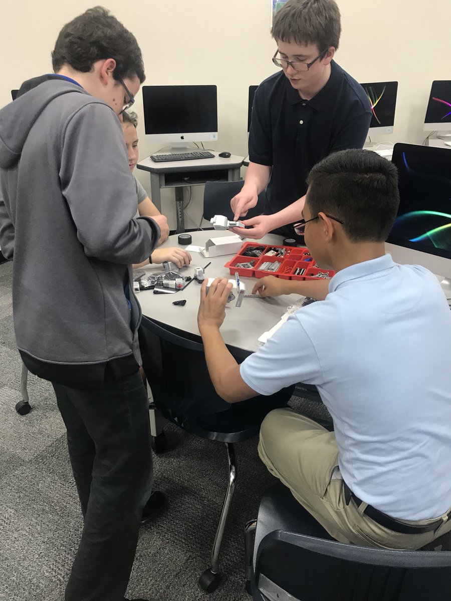 KmsRobotics's tweet photo. Robotics Club hard at work! #KMSBethebest #robocougars https://t.co/vCSIMqd3rV