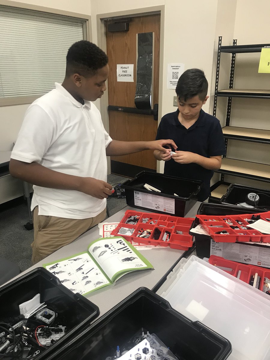 KmsRobotics's tweet photo. Robotics Club hard at work! #KMSBethebest #robocougars https://t.co/vCSIMqd3rV