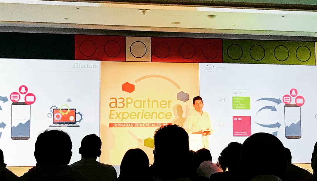 hectorgomis's tweet photo. Representando a @CLAVEi en las Jornadas Comerciales 2018 de @WoltersKluwerEs hablando de nuestro trabajo en #AnalíticaNegocio para la #TransformacionDigital de la #PYME ante un auditorio abarrotado #JJCCWK18 #ClaveiTD https://t.co/xfPnc9nRml