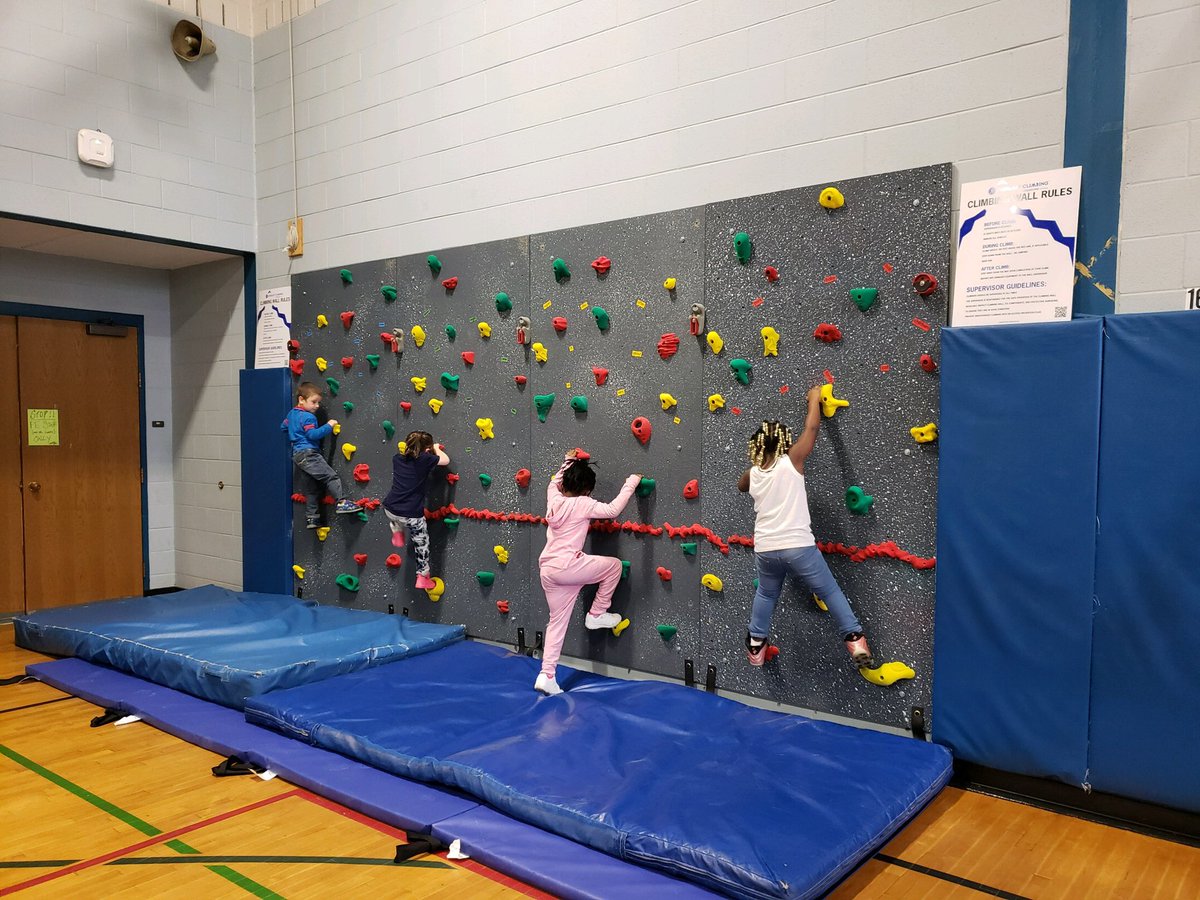 Putting our new rock wall to good use @FranklinElem2! So exciting 😊👍 <a href="/SyracuseSchools/">Syracuse City School</a> <a href="/SCSDPhysEd/">SCSD Physical Education Department</a>