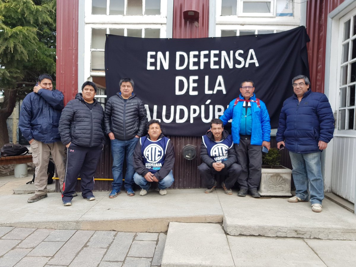 ate_prensaush's tweet photo. En  defensa de la Salud Pública!

En Ushuaia, hoy los trabajadores y trabajadoras  se  organizáron contra el desguace de la salud pública. 
#ATETDFPRESENTE
#DefiendoLaSaludPublica 
#MarchaFederalporlaSalud 
https://t.co/D1GYdCHGgs https://t.co/NHfuzbUhxx