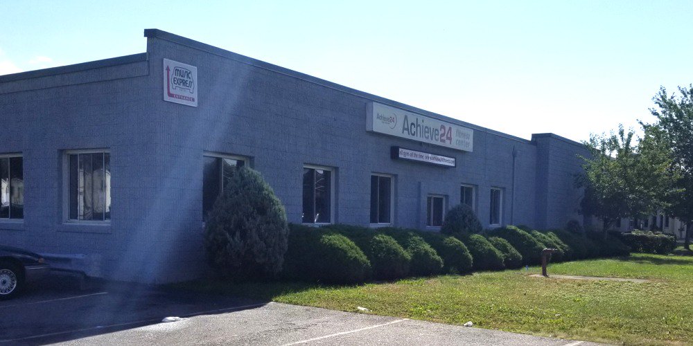 StroCompanies's tweet photo. Stro leases up recent acquistion.  Shortly after acquiring 475 Mola Blvd in Elmwood Park Stro leased 45,000 SF in three separate lease transactions.  #stro https://t.co/6YXEPssBNn https://t.co/Ip0NcFNtar
