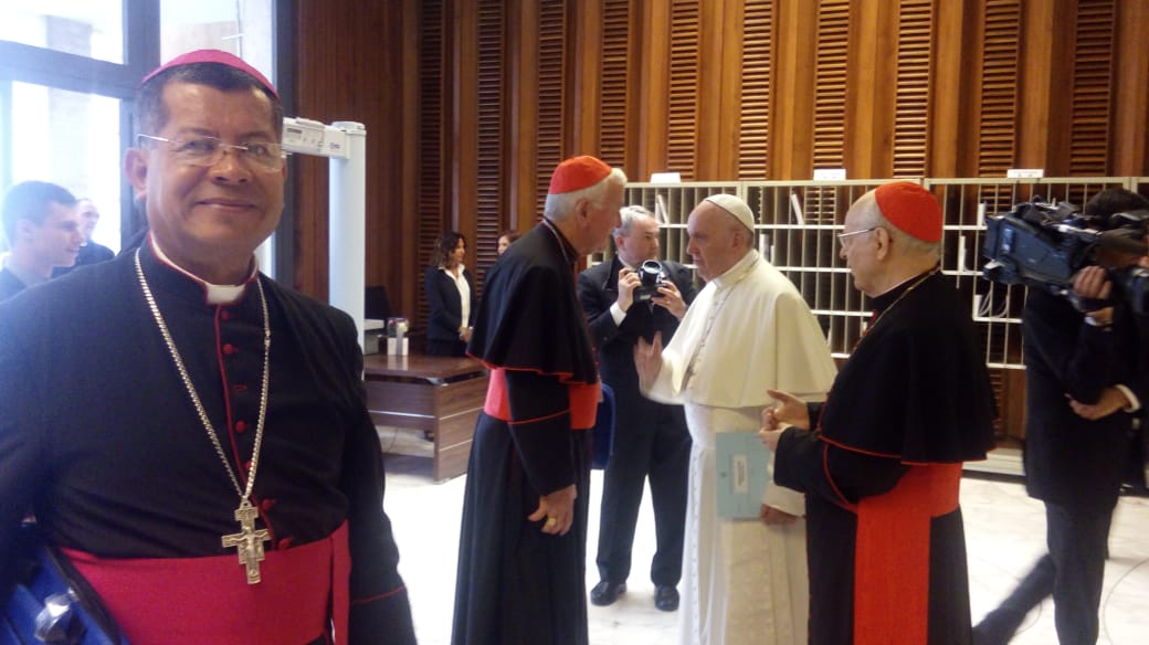 arzobispadoss's tweet photo. Monseñor Elías Rauda, Obispo de la Diócesis de San Vicente y delegado de la Comisión Episcopal de Juventud para participar en la XV Asamblea General Ordinaria del #Sínodo de los Obispos dedicado a los jóvenes, la fe y el discernimiento vocacional.
#Sínodo2018 #synodo2018 https://t.co/KYmvOnI5qk