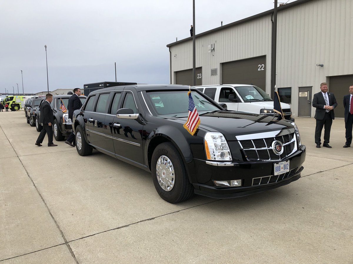 alinkphoto's tweet photo. Here’s another of the motorcade, waiting for Trump’s arrival. #TrumpText #rochMN https://t.co/JLUaWhzQIU