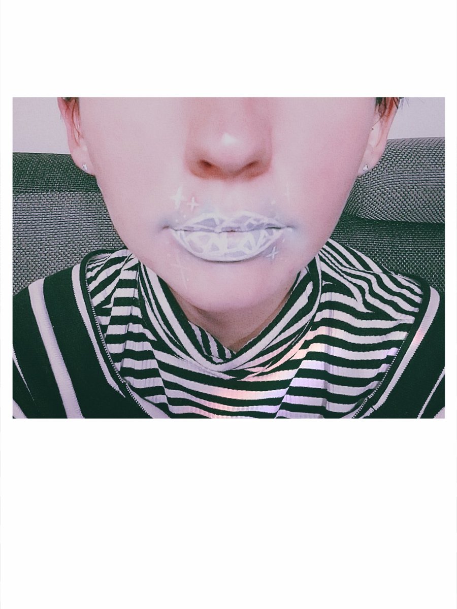 vampirzeanchen's tweet photo. DAY 4 : CRYSTALS

A simple make-up for my lips 😋 I want to try as much versions of make-up as I can.  Also, the colours represent what I think of crystals. Pink and blue? 🤔 Oh well 😁

#visroween #visroween2018 #Day4 #makeup @visro_ https://t.co/jFnTGhat7w