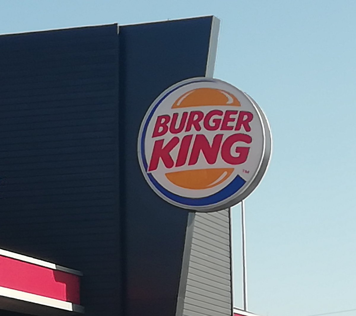 El logo de Burguer King me llamó la atención ya que está realizado para que todo tipo de públicos se acerquen a probar, usando una tipografía de gran tamaño, sin serif, en color rojo haciendo referencia al ketchup y siendo redondeada como una hamburguesa. #tipocallejera #tipo1819