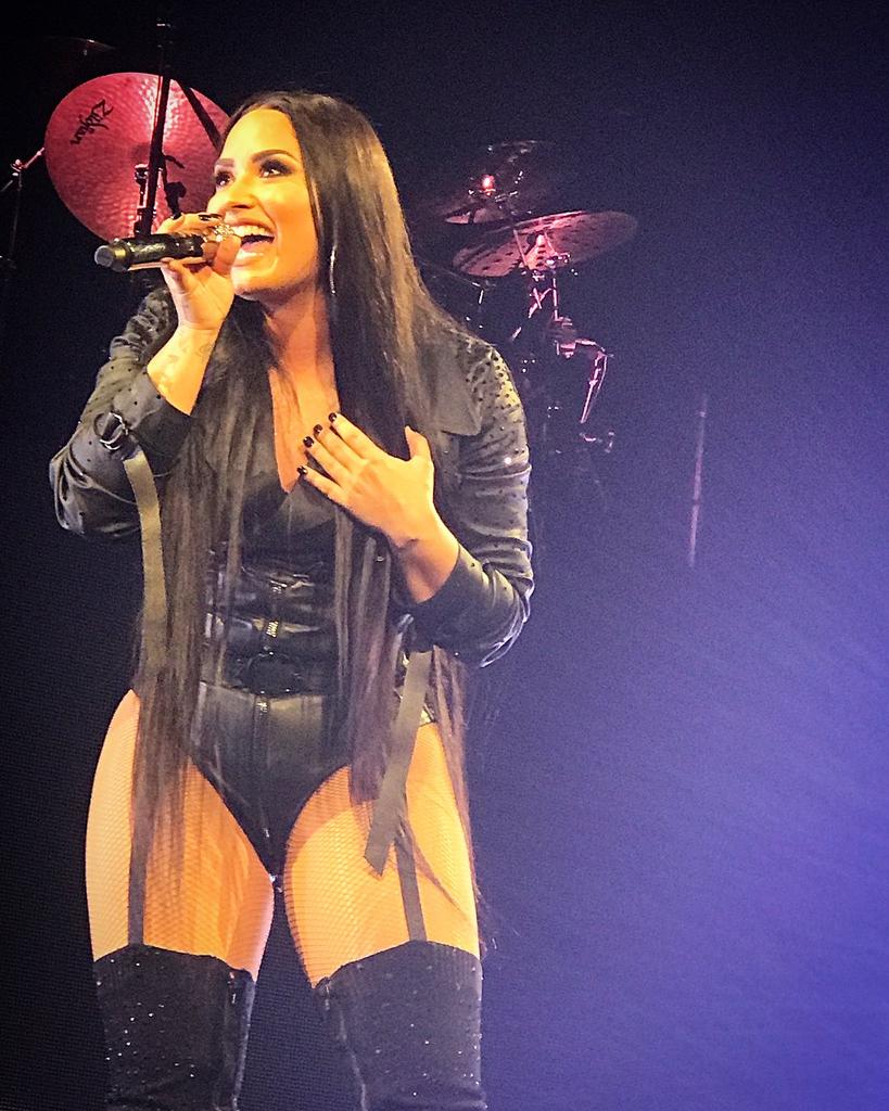 HeyySamii's tweet photo. I'm voting for @ddlovato for Favorite Social Artist at #AMAs⁠ ⁠⁠ ⁠ https://t.co/1qFpJDdKbl