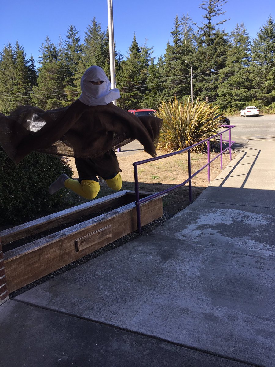 pacificrobotics's tweet image. Our FFL team working on their costume #GoEagles