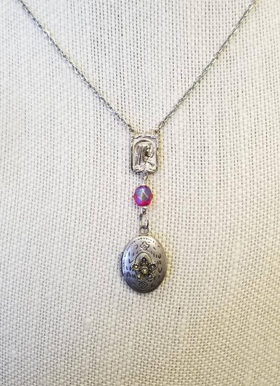 Vintage locket necklace, repurposed rosary center and red rosary bead locket necklace, etched locket, handmade vintage assemblage necklace #RosaryCenter #AssemblageNecklace #GlassRosaryBead #RepurposedNecklace #RedGlassBead #EtchedLocket
➤ goo.gl/WZJLHp
via @outfy