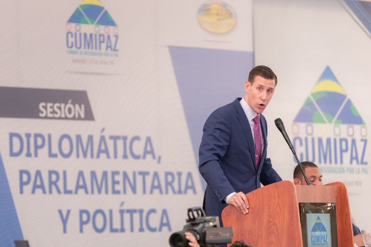embajadaporpaz's tweet photo. "Hay muchos gobiernos que piensan que cuando la gente se educa, empiezan a pensar por sí mismo y que luego son una amenaza a su poder y eso no es así, y no está bien." Daniel Cahill, Diputado Cámara  Representantes de Massachusetts, Estados Unidos #CUMIPAZ #PoliticasDePaz https://t.co/zTzniizm4B