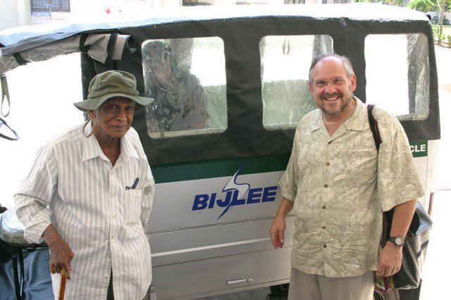 Seva_Foundation's tweet photo. Dr. V, who founded our program partner @AravindEye, would have turned 100 this month. Thanks to Dr. V’s inspiring vision, Aravind has been able to restore sight to millions. For #ThrowbackThursday, here's our co-founder @larrybrilliant with Dr. V. #aravindmodel #cataract https://t.co/imab66HRgi