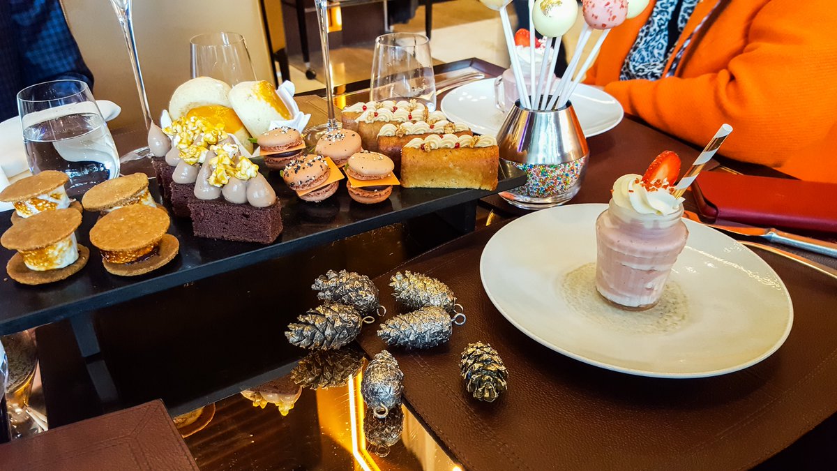 JillBerelowitz's tweet photo. Had an amazing time @45ParkLaneUK & spoke about my upcoming #SoloShow while sampling delicious #CUTcakes & Tea with an American twist.
Delighted to announce I will be exhibiting a newly created body of works titled #Osmosis at #45ParkLane, opening Nov 8th till February 1, 2019. https://t.co/G3Y2wCDw95
