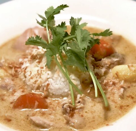 Table6's tweet photo. A sweet and spicy yellow curry with tender chicken, fresh vegetables and Jasmine rice, topped with toasted coconut &amp; fresh cilantro. 😋 https://t.co/YrieUGtB1e