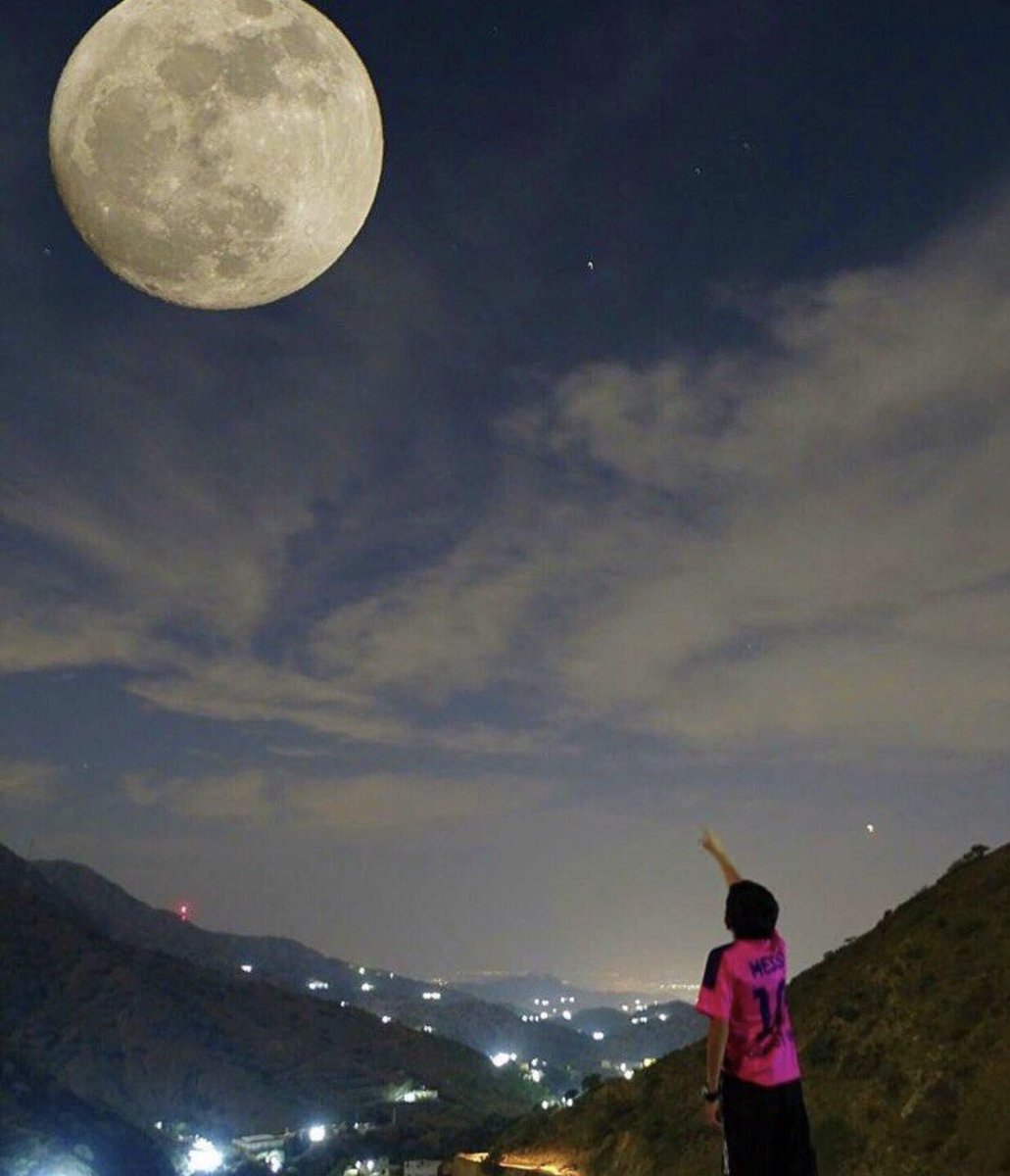 يا اللي عشانك تـنكتب كل الأبيات
من غـيبتـك  كل  الاوادم  قـروني

ودي اخـلي في قصـيدي  فراغات
لـكن شـوقـي والـغـيـاب اكتـبـوني