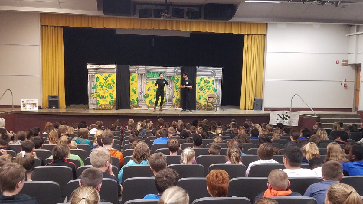 Mrs_SharpM's tweet photo. Flex day at #SMSROCKS Teachers and students exploring new things! https://t.co/KRR7VZesuO