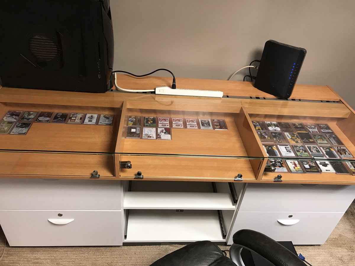 yd2mprofessa's tweet photo. Got my cards picked out for this case. Turns out I need some more brewers and badgers. If you have some I’m willing to trade. Got lots of football and some baseball https://t.co/tvNcagPkPc
