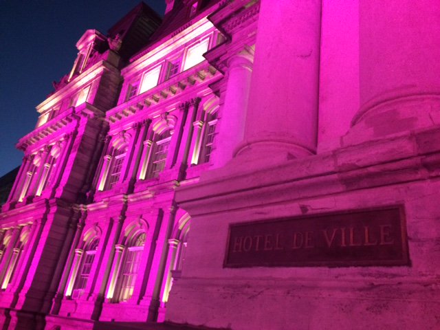MTL_Presidence's tweet photo. L'hôtel de ville en rose jusqu'à dimanche pour souligner le Mois du cancer du sein avec @cathywongcw.  Merci à @CancerseinQC @mitsougelinas et toutes les survivantes présentes ce soir sur la place Vauquelin. #CancerDuSein #OctobreRose #Montreal #BreastCancerAwareness #HdvMtl https://t.co/0dLD6YIL3i
