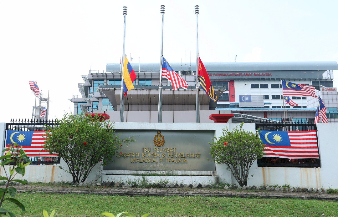 Berita Harian On Twitter Jalur Gemilang Dan Bendera Jabatan Bomba Dan Penyelamat Malaysia Jbpm Di Ibu Pejabat Jpbm Putrajaya Dikibar Separuh Tiang Selama 3 Hari Bermula 5 Hingga 7 Oktober 2018 Bagi