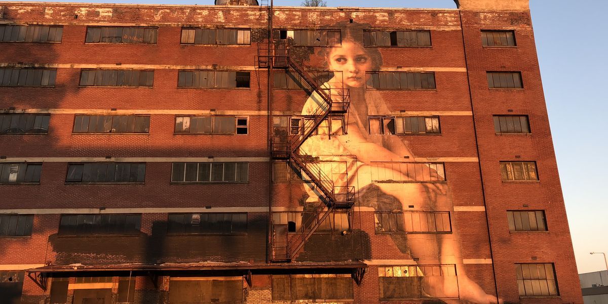 WMCActionNews5's tweet photo. Artist creates giant murals on Memphis buildings #wmc5 >>https://t.co/AWIbrkii8g https://t.co/aNYxxc1d06