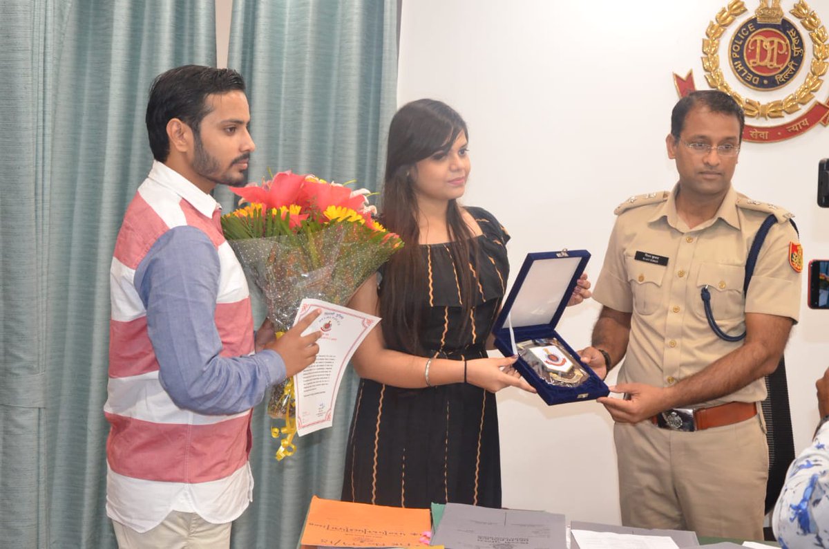 DCPSouthDelhi's tweet photo. These two bravehearts caught one snatcher which led to arrest of other three by Saket PS staff, from these snatchers 26 mobile phones were recovered. Salute to these two.@DelhiPolice @LtGovDelhi https://t.co/yW3fBHJ1BT