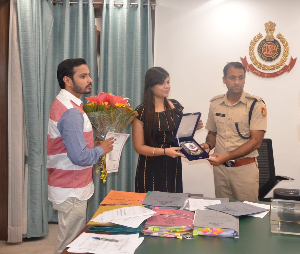 DCPSouthDelhi's tweet photo. These two bravehearts caught one snatcher which led to arrest of other three by Saket PS staff, from these snatchers 26 mobile phones were recovered. Salute to these two.@DelhiPolice @LtGovDelhi https://t.co/yW3fBHJ1BT