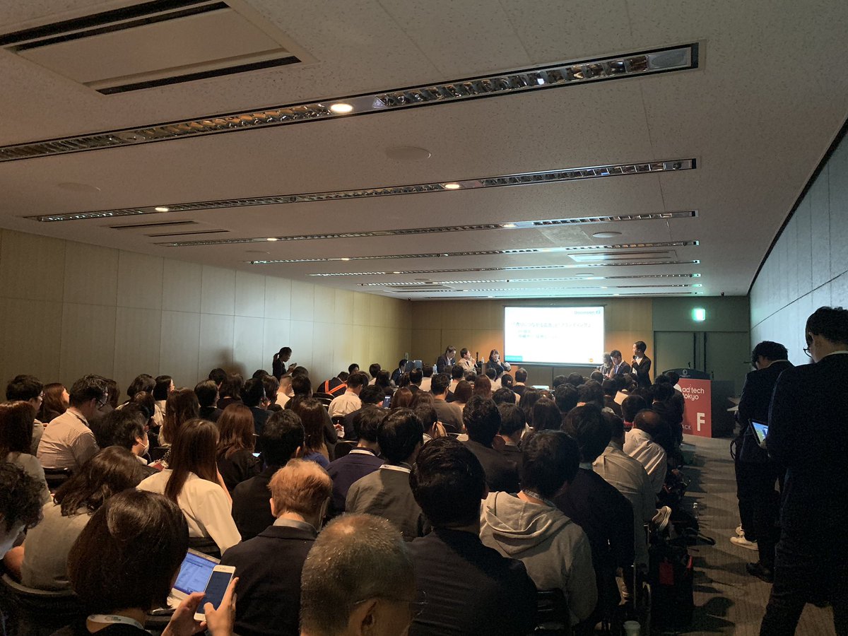 xxkenai's tweet photo. #adtech10F5 #さようなら広告 がめっちゃ人気セッション。 @monichild も @uchicooooooo も初スピーカーなのに頑張ってる！ #adtech10 https://t.co/4gQ9wR1WzF