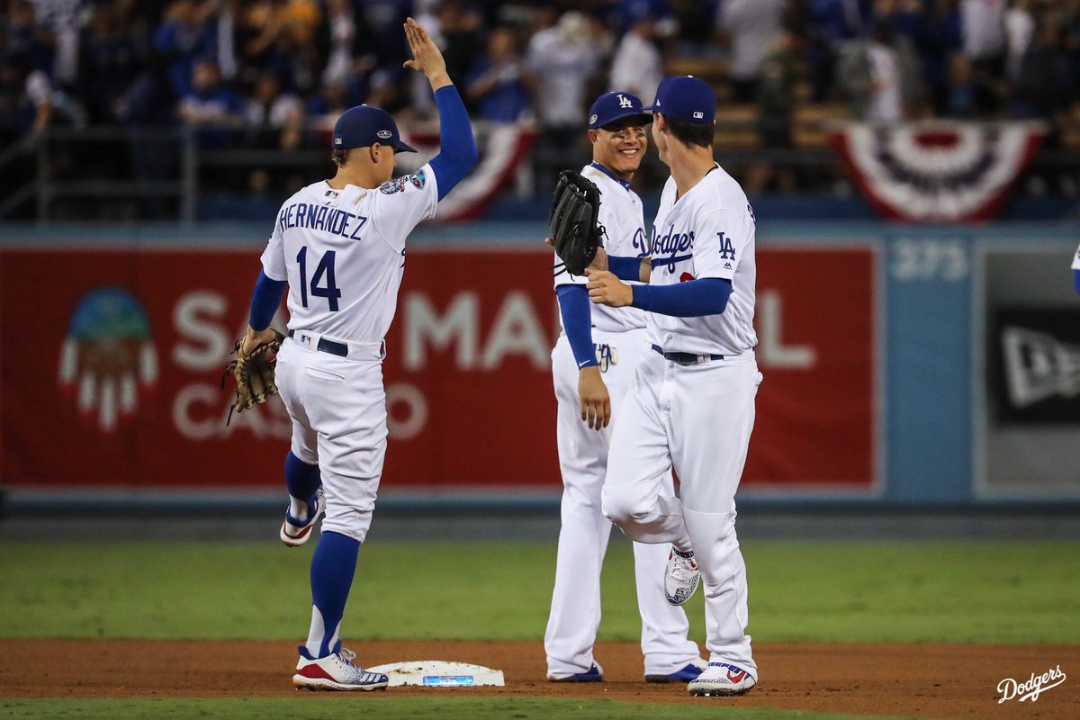 Dodgers's tweet photo. Put ‘em up. 🖐 https://t.co/5DZZwmxgdX