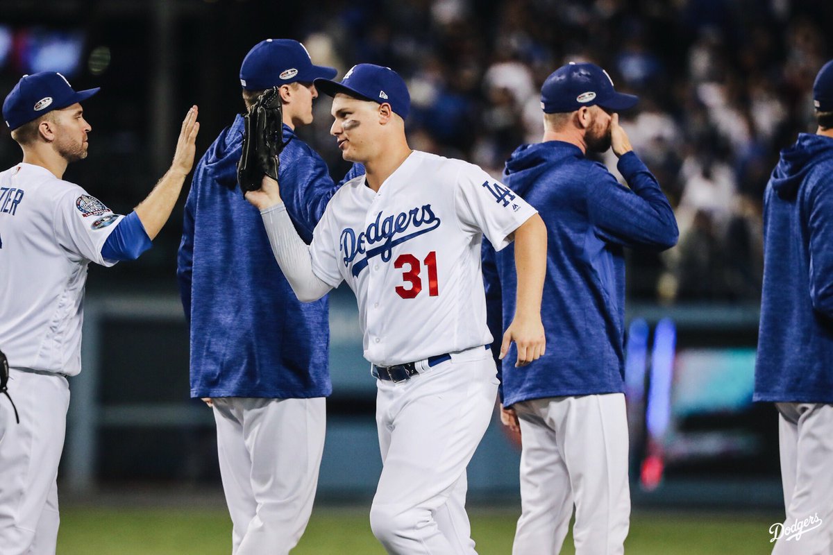 Dodgers's tweet photo. Put ‘em up. 🖐 https://t.co/5DZZwmxgdX