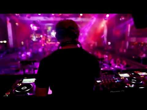 Whole worlds in a handful of beats. Sounds touching on spirituality. Rhythms transcending cultures. Harmonies of the East melting into western breezes. Tracks telling their private story. This is #DJRavin.
buff.ly/2O8Eo6A