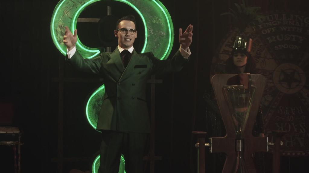 Riddler in his riddle factory was a LOOK. pic.twitter.com/OjqerjAISh. 