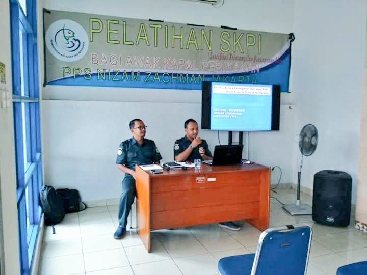 PPSNizam_Jkt's tweet photo. Bimbingan teknis kpd awak kapal perikanan ttg cara penanganan ikan yg baik diatas kpl &amp; saat bongkar oleh Petugas Mutu #PPSNZJ . @mzulficar https://t.co/u1s9vAsPRH