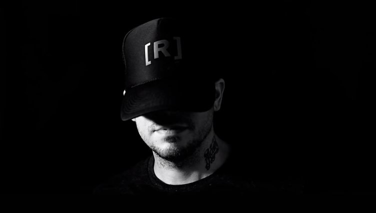 h_farandula's tweet photo. La pelea lírica entre los raperos #Residente y #NKProfeta continúa, Residente estrena el audio #QueridoLouis (🎧https://t.co/Mck2r5ed0p) como respuesta al tema de NK #SrResidente (🎧https://t.co/i7QANCOHQ1), en ambas canciones la letra expresa posturas en contra del otro. https://t.co/U7ASgb99rV