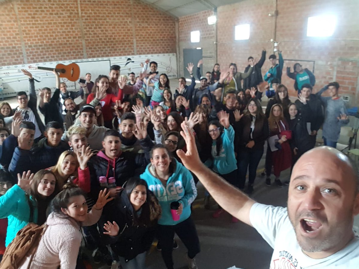 CarlosEspsito2's tweet photo. Taller fábrica de canciones con Edu Schmidt en Secundaria 8 orientada en música.Una propuesta fantástica de composicion colectiva con los alumnos del Conservatório como invitados https://t.co/jNllJJrouH