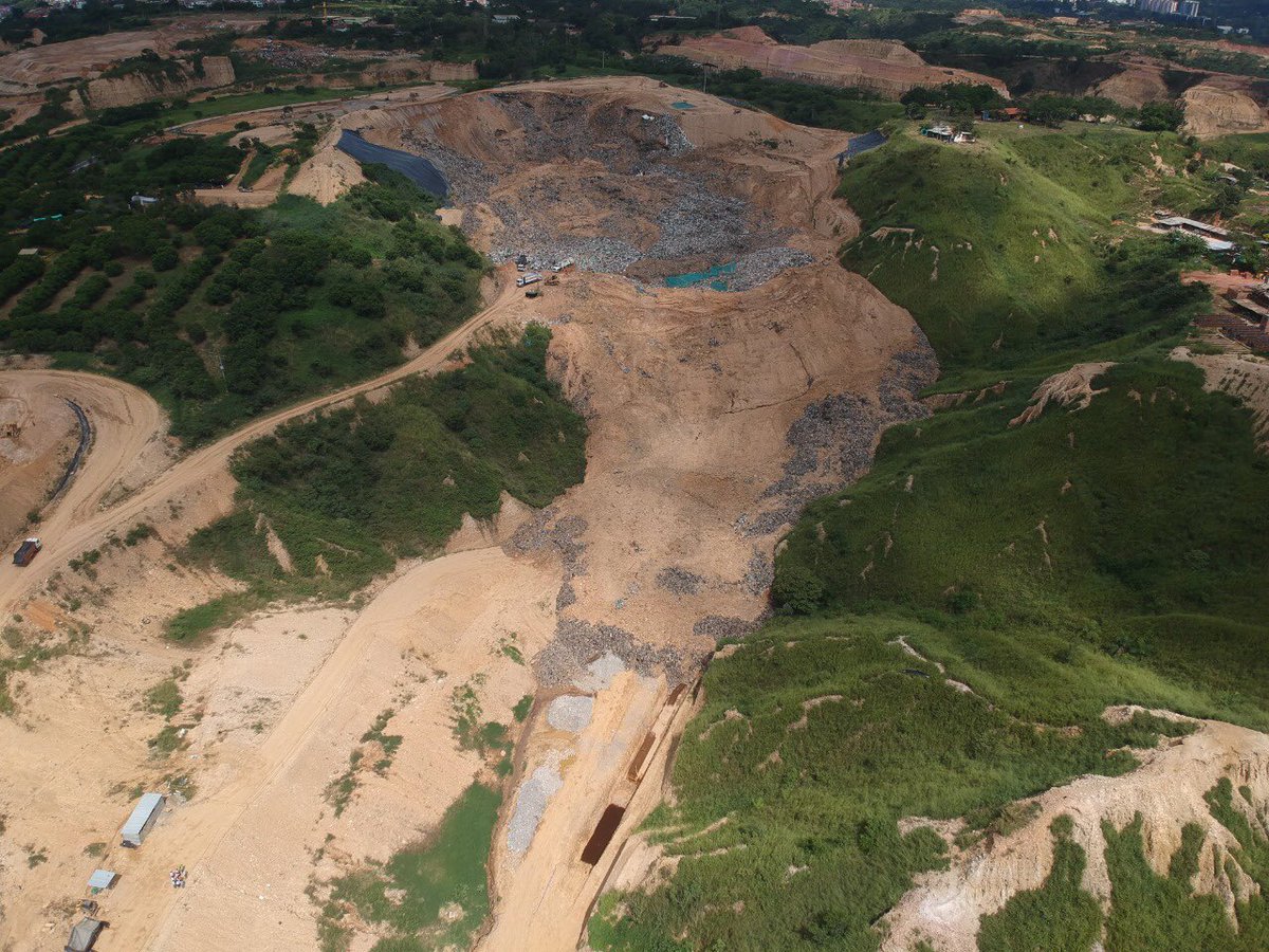 ANLA_Col's tweet photo. La @ANLA_Col en recorrido al #Carrasco no evidenció gran impacto por olores, tampoco se evidenciaron vectores como la mosca, o gallinazos y la empresa está trabajando para restablecer la estabilidad de una parte de la celda y que el servicio pueda continuar sin problema. https://t.co/uDL1nOLWbc
