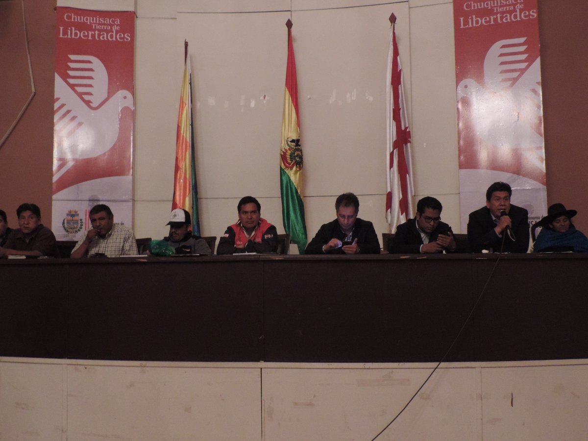 JDFATOS's tweet image. Hoy se llevo la reunión del Gabinete Ampliado con el Gobernador ESTEBAN URQUIZU, el Alcalde IVAN ARCIENEGA,el Ministro CESAR NAVARRO, la dirección política del MAS-IPSP y  las Organizaciones Sociales. se planifico la MARCHA POR LA RECUPERACIÓN DE LA DEMOCRACIA para  10 DE OCTUBRE