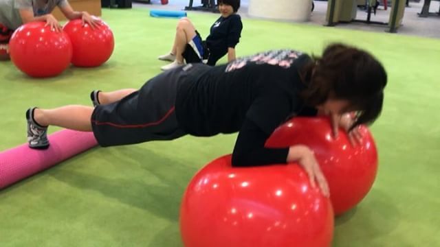 ezy_jp's tweet photo. Plank w/ Form Roller & Exercise Ball :-) #alpineski #trainingforskiing #sportsperformance #drylandtraining #functionaltraining #activemobilityexercise #FMP #FunctionalMovementPerformance #FSM #FunctionalSkiMovement #exerciseball #formroller https://t.co/iOPnpJals2 https://t.co/7V94n7UZhA