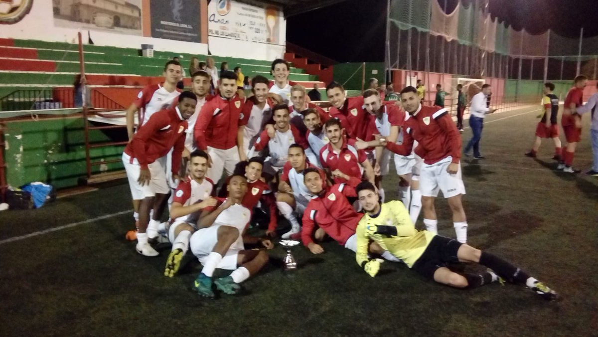 MartosClubDptv's tweet image. ⚽ #CANTERA | 🏆¡CAMPEONES DEL TROFEO ALCALDE! 🏆

Nuestro filial se a proclamado campeón en el día de hoy tras una intensa y larga tanda de penaltiles tras el empate. 

#MartosCD "B" 2-2 (10-9) @CfVillares

👏¡Enhorabuena chicos!👏