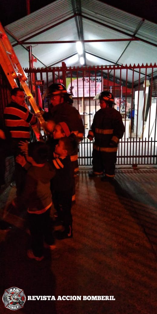 RABCHILE's tweet photo. 🚨Bomberos San Fernando🚨

Ahora #RAB11 se encuentra en 10-9 (Otros Servicios) en Pasaje Titiritero, Villa Las Tinajas 2.

Se trata de rescate de felino desde techumbre de casa habitación.

Unidad: B-3 @bombatercera

#RAB
#REVISTAACCIONBOMBERIL
#BOMBEROSDECHILE https://t.co/dYOCaAnPzu